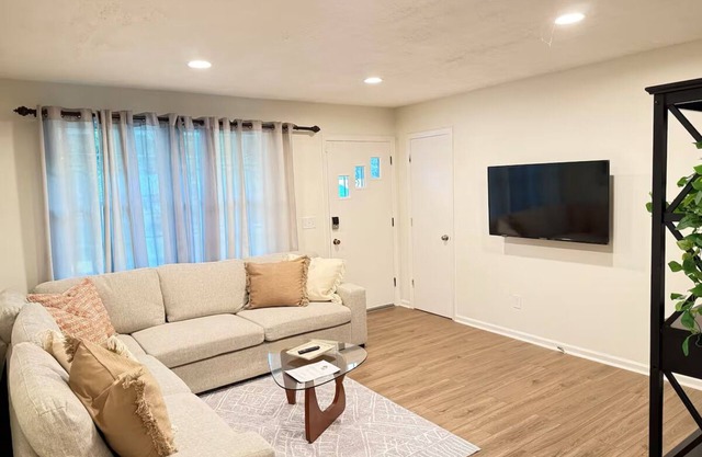 Gorgeous 3-bedroom house with AC in charming Petersburg
