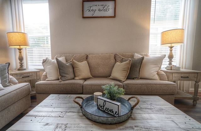 Gorgeous 4 bedroom w/hot tub in Windsor
