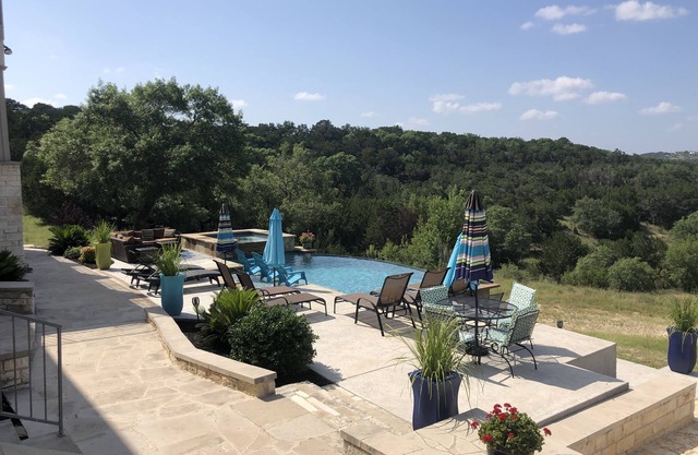 Gorgeous 4900 square foot pool & spa home minutes from Lake Travis and winery