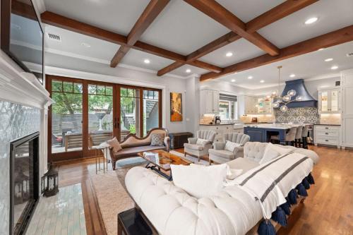 Gorgeous 4BD Plus Studio for 12 with Fire Pit & Near Downtown