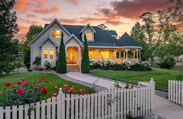 Gorgeous 4BR Epic yard and barn