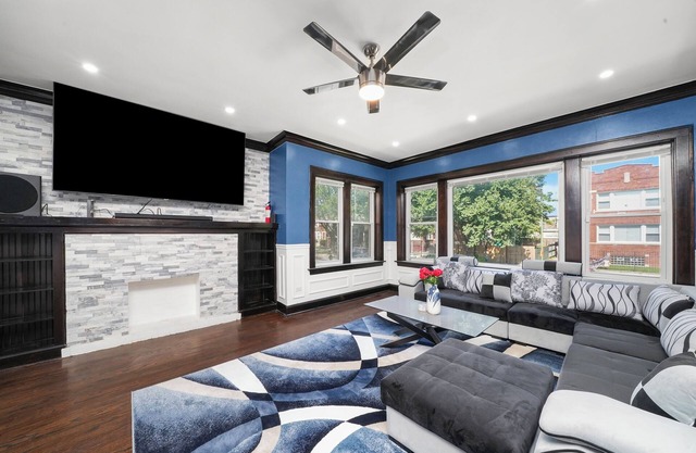 Gorgeous 5 Bedroom Gem Sleeps 18 with Pool, Ping Pong, Pac Man, Tons of Games!