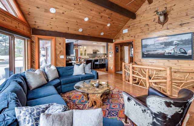 Gorgeous 6bed 3bath cottage on Lake Muskoka! West Exposure! Beach! Hot Tub!