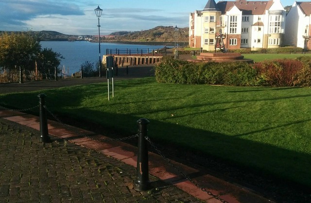 Gorgeous Boutique Coastal Apartment Near Edinburgh with Parking