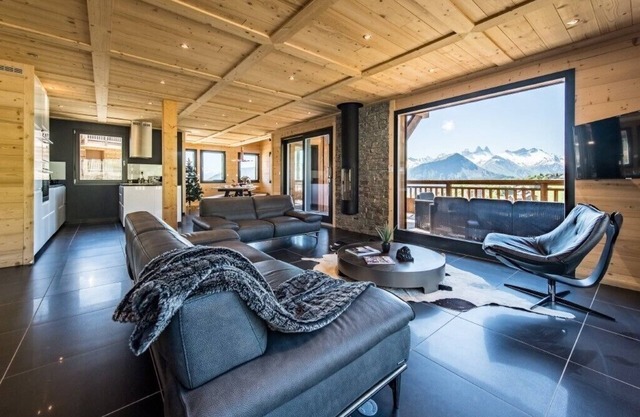 Gorgeous chalet up to 14 guests with swimming-pool