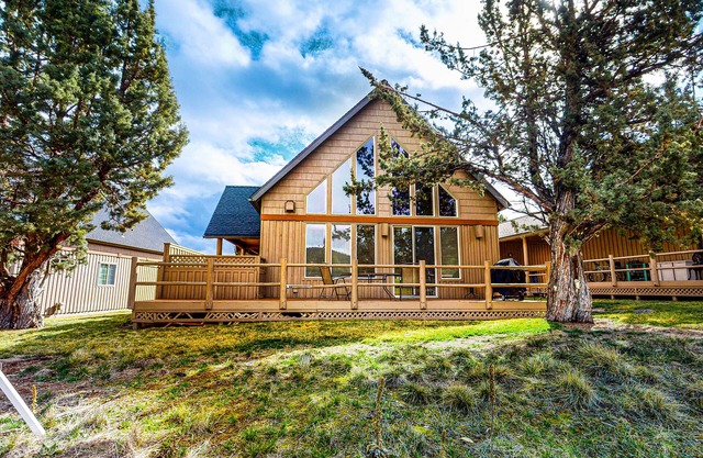 Gorgeous chalet w/private deck, fireplace, 3 pools, and gym