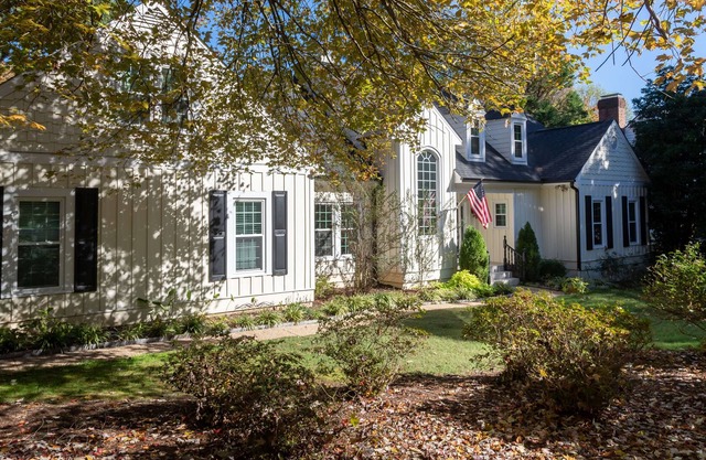 Gorgeous! CLOSE to everything, Great Outdr Space, Fenced Yard, Greenway Access