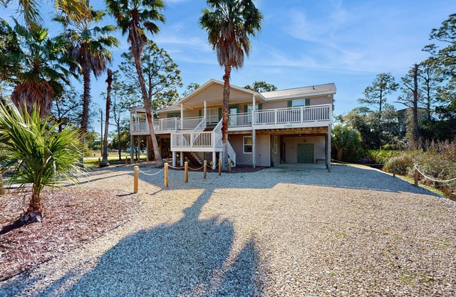 Gorgeous coastal duplex with full kitchen, close to beach