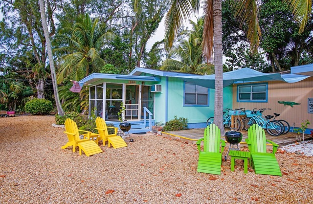Gorgeous Coastal Cottage "Ibis" Minutes to the beach and free bikes! JULY SAVINGS