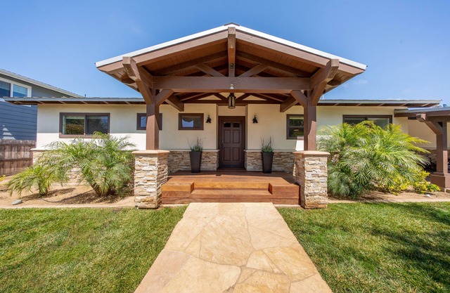 Gorgeous Detached Custom Craftsman Home - Walk to Beach!