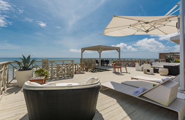 Gorgeous direct oceanfront, endless summer cottage. 6877S