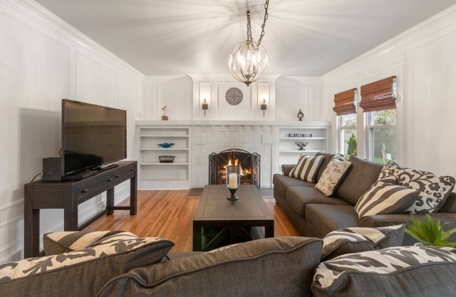 Gorgeous Downtown Baker St Bungalow, Walk Everywhere!