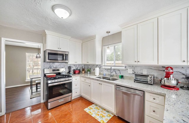 GORGEOUS FAMILY HOME - MINS TO DOWNTOWN HOUSTON