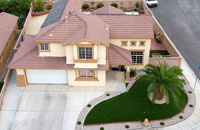Gorgeous home: king bed, private pool and spa, 85in TV, dart game, EV charger