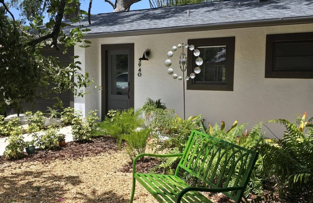 Gorgeous home with private garden - SOO close to beaches, downtown and shopping!