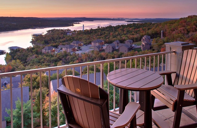 Gorgeous Lake View Minutes to SDC Free Tickets-Cmty Outdoor Pool Upgraded Kitchen