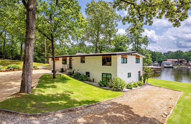 Gorgeous Lakefront Home Game Room Dock, KayaksnFamily Friendly, Perfect location