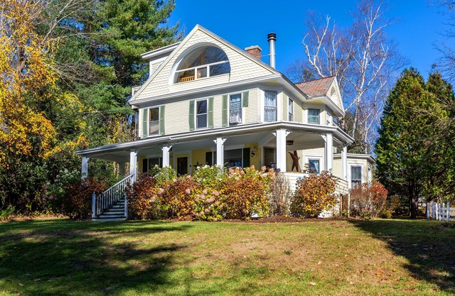 Gorgeous Mountain View in Manchester, Shopping, Dining, Spa. 5 min walk to town.