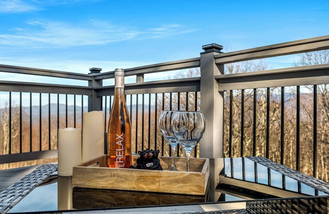Gorgeous Mt Top Chalet/Views/Pool/Hot Tub/5 Roku TVs/Foosball/A+ Location!