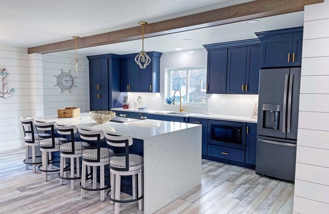 Gorgeous Mystic Vacation Home with Indoor Pool. 4 min walk to drawbridge