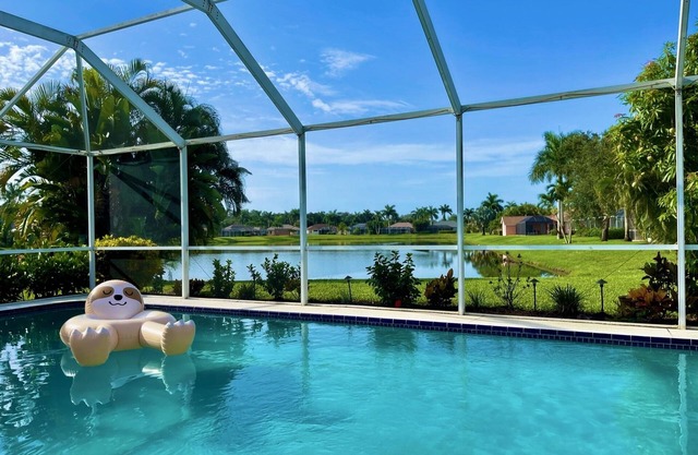 Gorgeous Naples home with Saltwater pool in a gated community