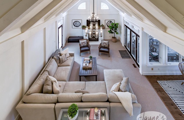 Gorgeous newly renovated Villa at the prestigous Lake Joe Club Resort!