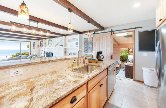 Gorgeous oceanfront retreat w/ marvelous ocean views & beach access