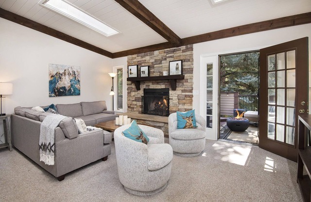 Gorgeous Renovated Condo, Private Hot Tub, on Bus Route