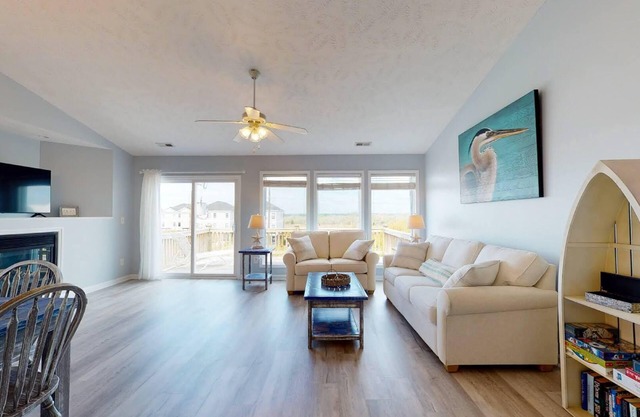 Gorgeous renovated townhome. Easy beach access - linens & beach gear included