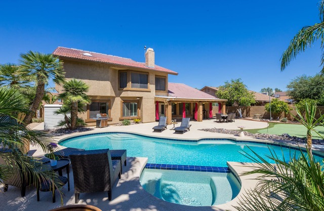 *Gorgeous Retreat in the Desert* Newly remodeled 4 BR Home with pool & hot tub