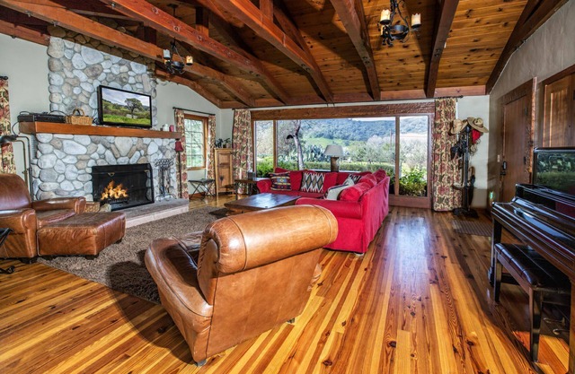 Gorgeous Rustic Ranch House & Farm Stay on 955 acre Ranch & Berry Farm-Sleeps 15