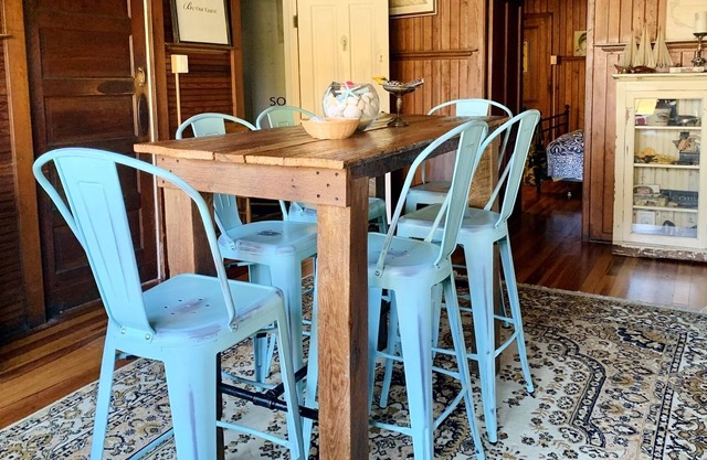 Gorgeous Summer Cottage! Near Park Shore Beach