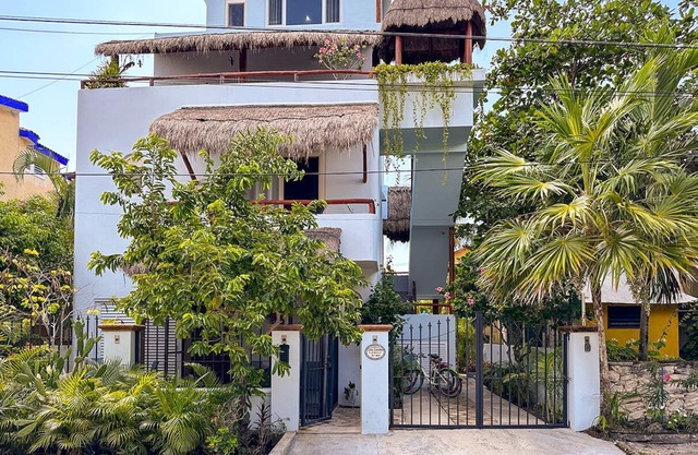 Gorgeous two bedroom with 3 bathrooms, king beds, lovely breeze, pool.