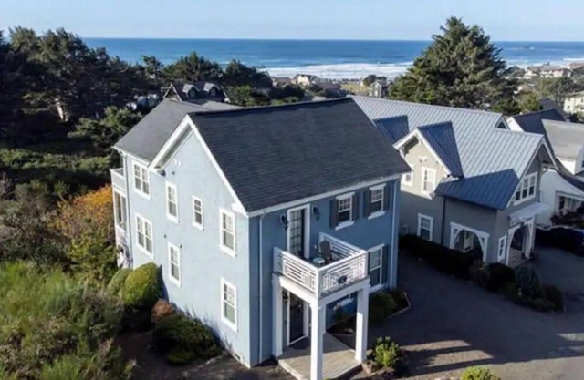 Gorgeous Unique Luxury Oceanview Home w/Spa. Easy walk to beach.