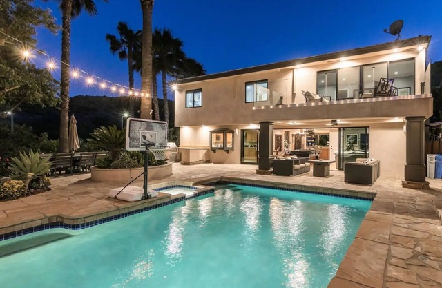 Gorgeous unique villa W/pool, spa & SWEEPING view