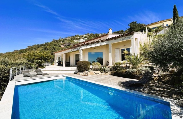Gorgeous villa for 6 people with panoramic sea view and heated pool in La Londe-les-Maures