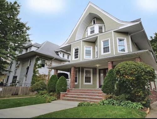 Gorgeous Victorian House! Entire suite in SAM's home