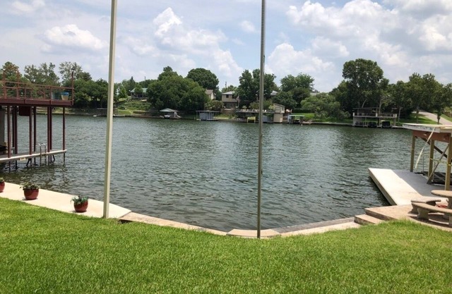Gorgeous View, Shady Pecan trees, Constant Level on LBJ, Swimming, Mid-cent home