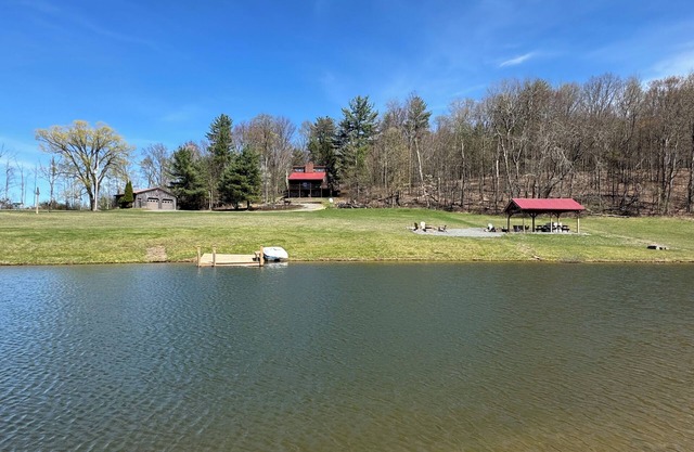 Gorgeous views -Beautiful pond - Fishing- Swimming- Privacy -Pet Friendly-Hiking
