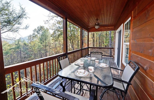 Gorgeous views/every room, hot tub, fenced yard, pets, pool table, WIFI
