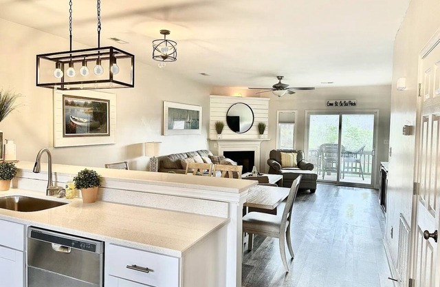 Gorgeous waterfront 2 bed 2 bath condo full amenities Mariners Landing resort