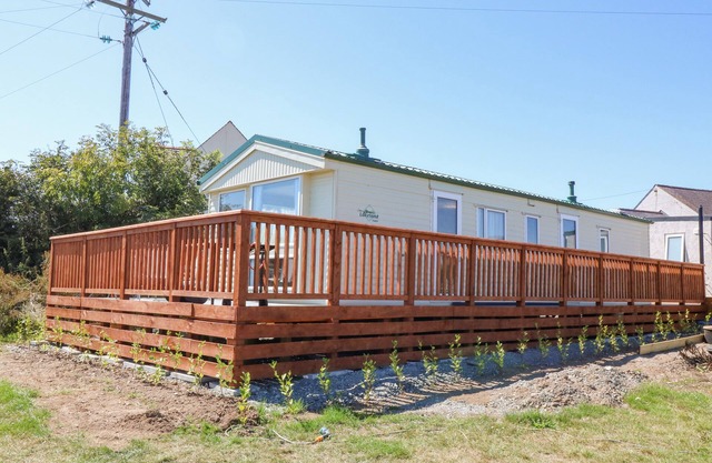 GORPHWYSFA CARAVAN, pet friendly, with a garden in Cemaes Bay