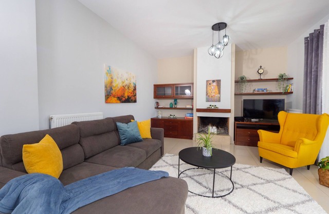 ★ GPK Bright & Stylish 4BR | Central Getaway | Free Parking
