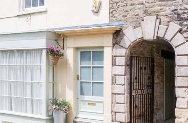 GRACE COTTAGE, romantic, character holiday cottage in Richmond