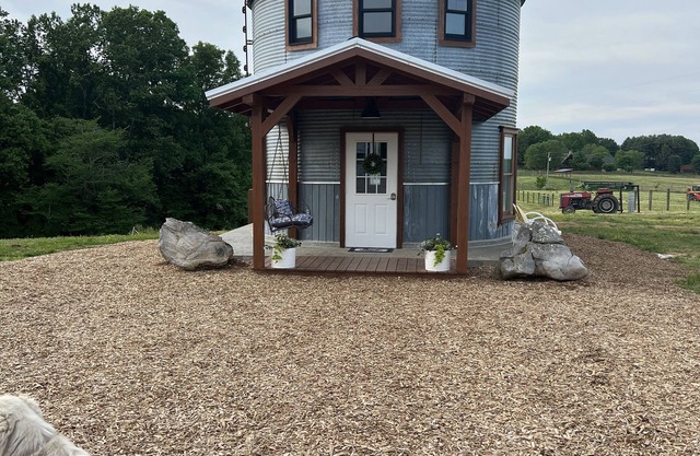 Grain Bin Farmhouse with Loft Bedroom