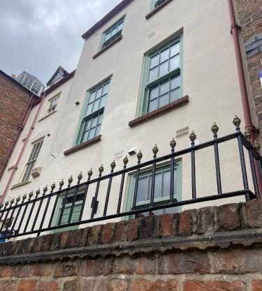 Grammar School Yard Four Bedroom Free Parking
