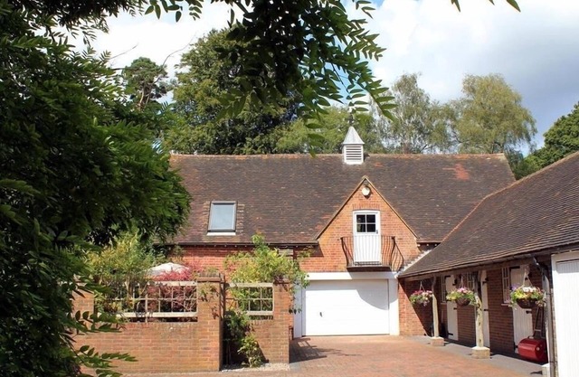 GRANARY COTTAGE, with a garden in Royal Tunbridge Wells
