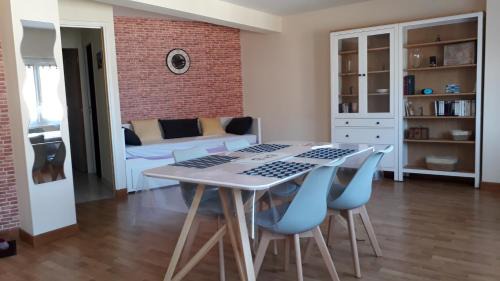 Grand Appartement côte de granit rose plages et commerces à proximité