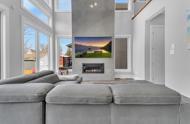 Grand Bend Modern Living Cottage: Luxury Central Beach House!