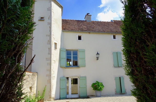 Grand Burgundian stone house in quiet village, 5 bedrooms, beautiful garden